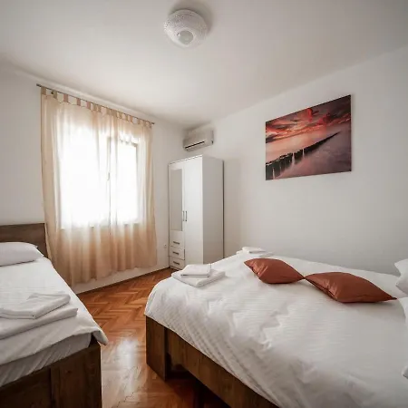 In Near Paklenica Park Apartman Seline