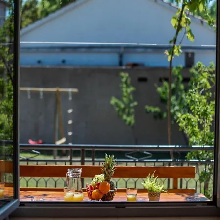 Apartment Zora In With Terrace, Near The Seline