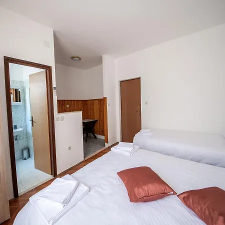 Apartment Zora In With Terrace, Near The Seline