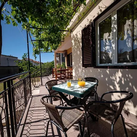 Apartment Zora In With Terrace, Near The Seline